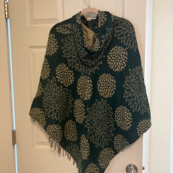 100% Wool Hooded Poncho - Hand Made in Nepal - Green & Gold Floral - - Picture 3 of 4